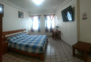 Free WiFi, bed sheets - Hotel Monarca (Uruapan)