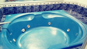 Shower, free toiletries, towels - Hotel Monarca (Uruapan)