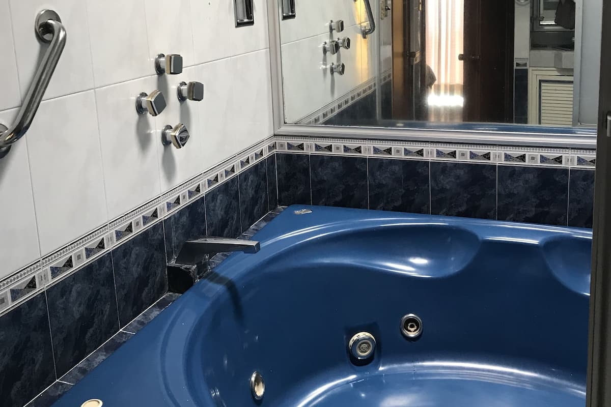 Room, 1 Double Bed, Jetted Tub | Jetted tub