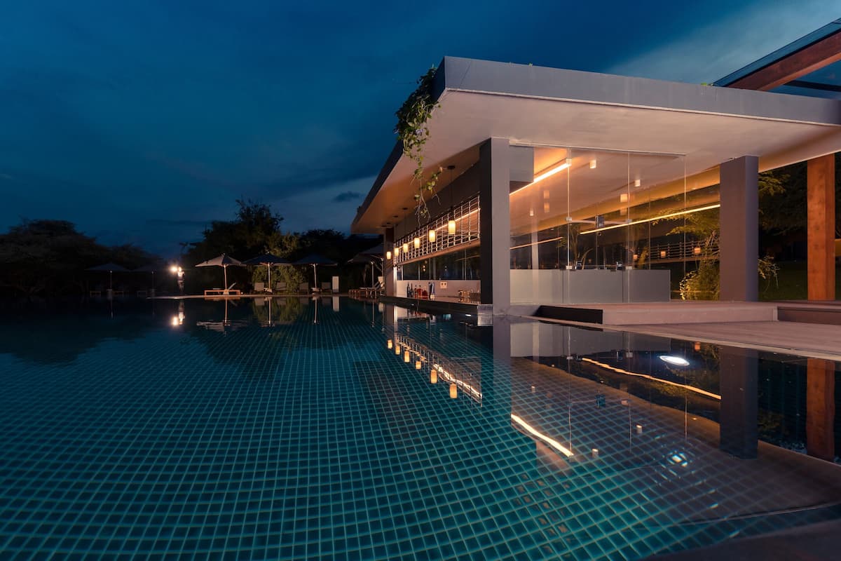 2 bars/lounges, swim-up bar, poolside bar