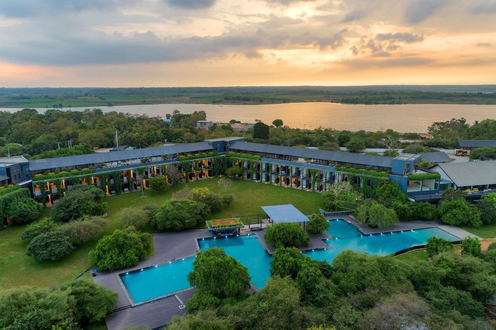 DoubleTree by Hilton Weerawila Rajawarna Resort