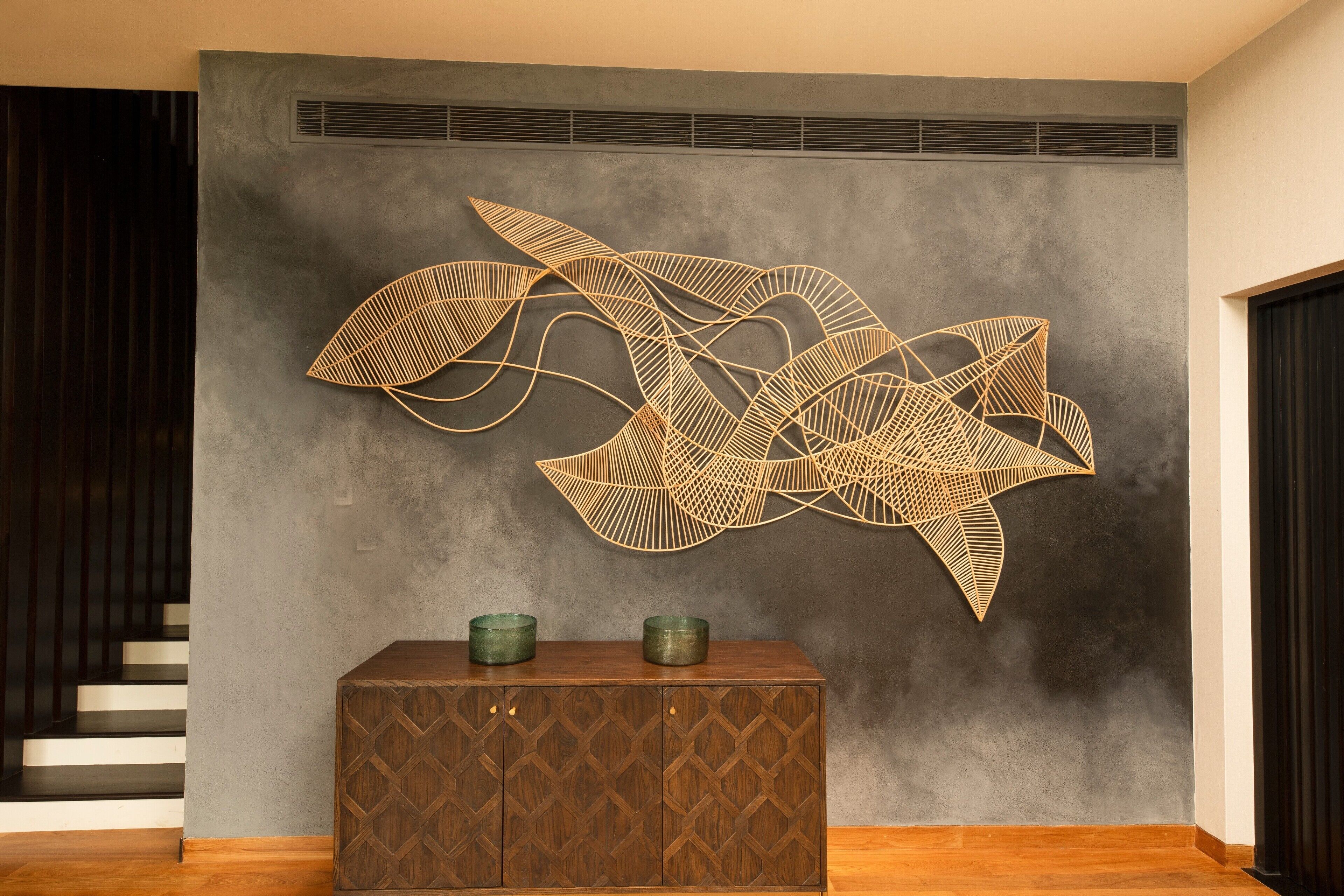 presidential suite, 4 bedrooms, balcony, garden view | living area | books