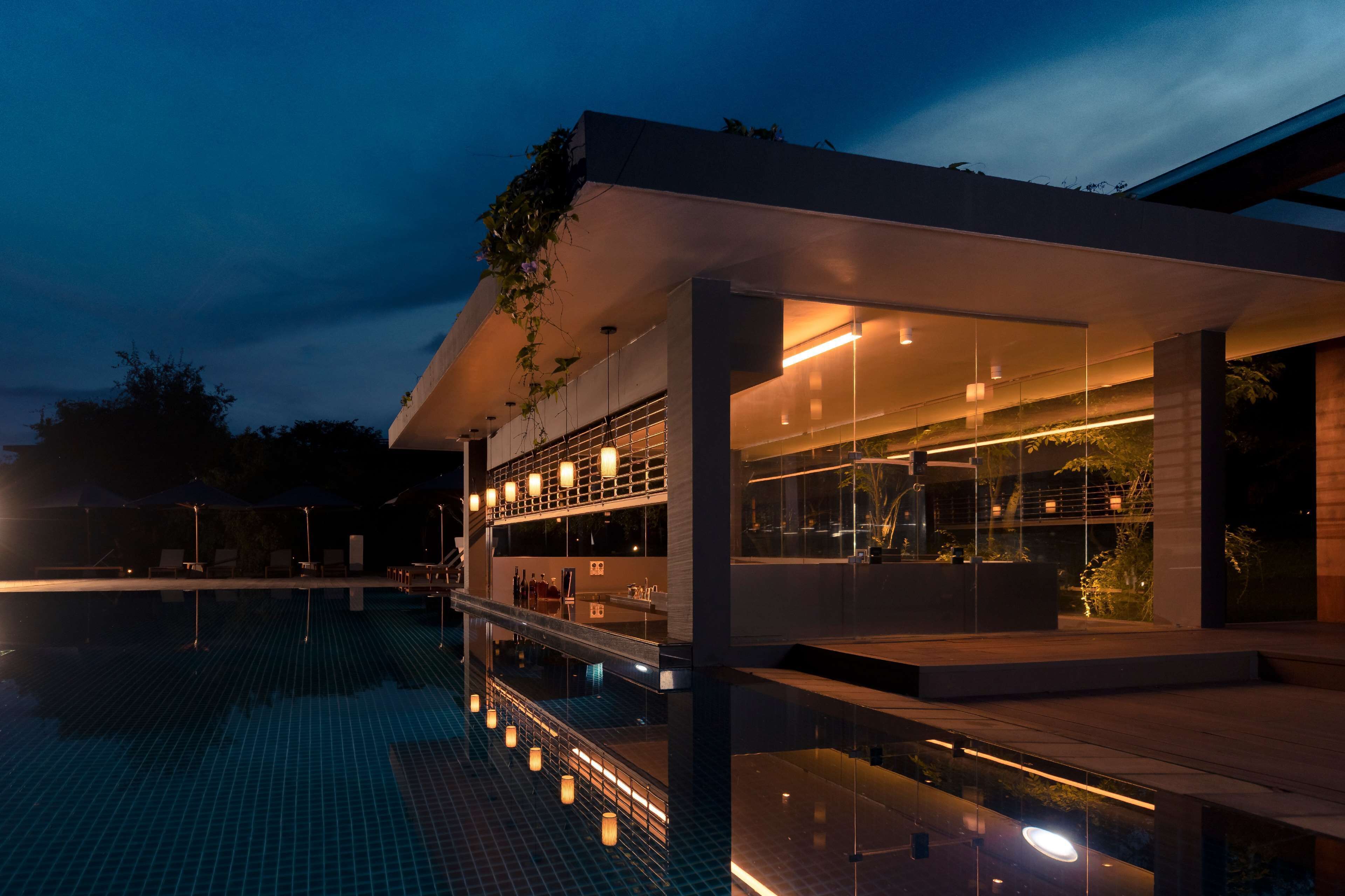 2 bars/lounges, swim-up bar, poolside bar