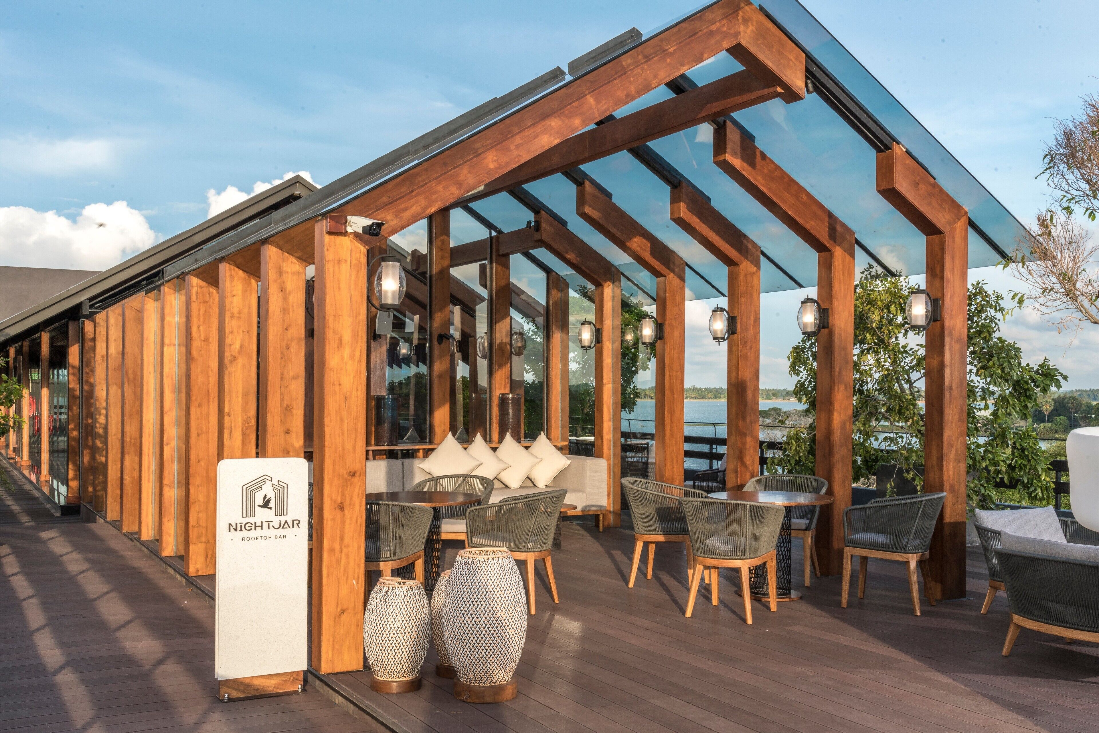 2 bars/lounges, swim-up bar, poolside bar