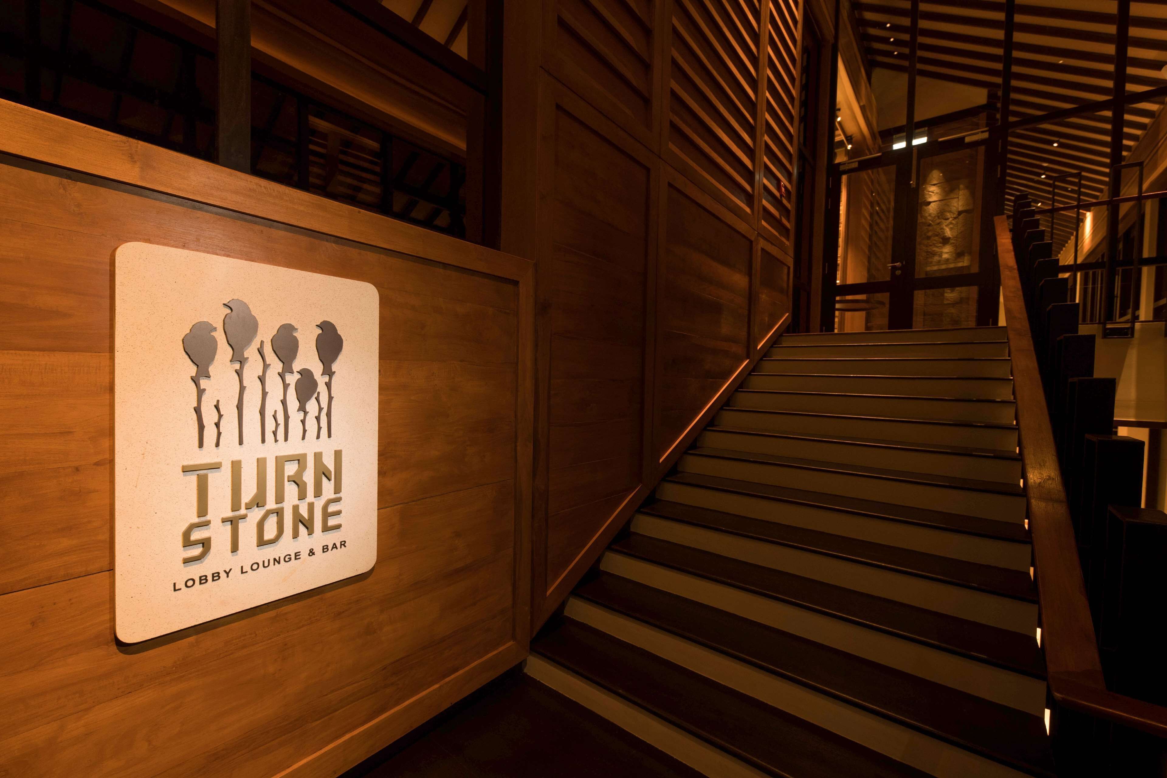 2 bars/lounges, swim-up bar, poolside bar