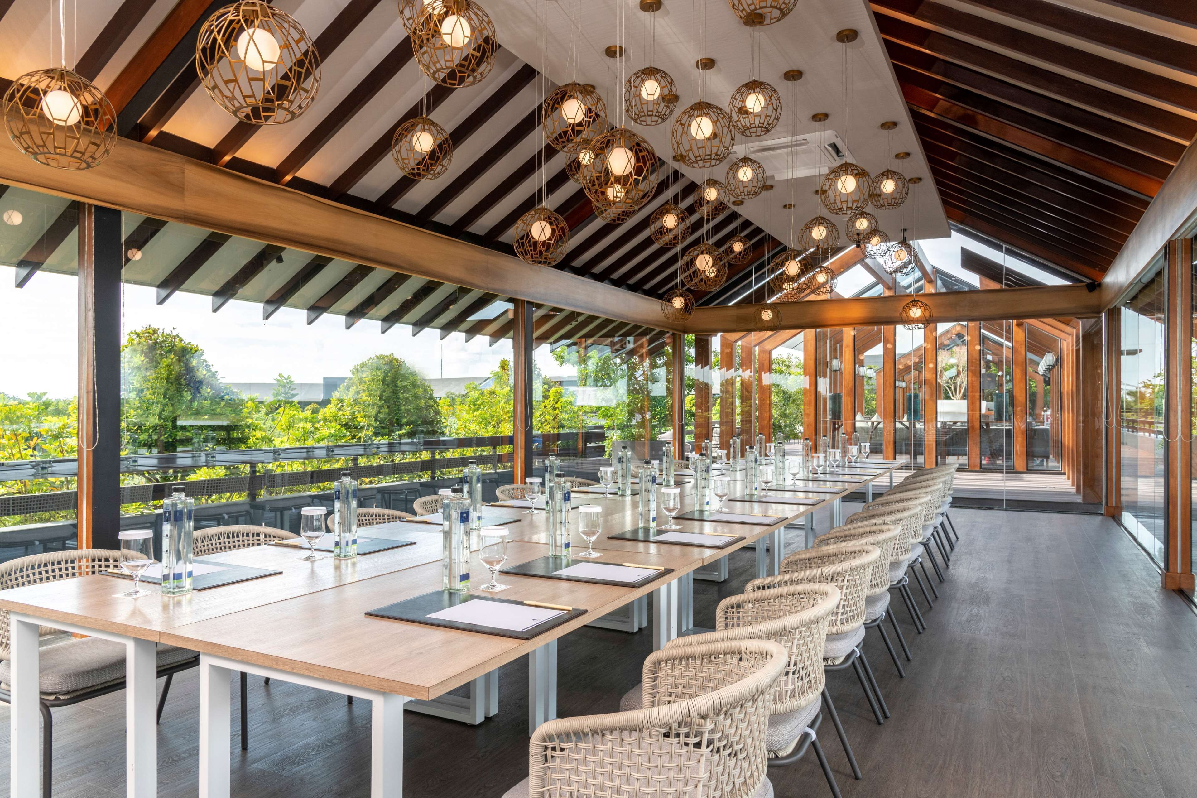 2 bars/lounges, swim-up bar, poolside bar