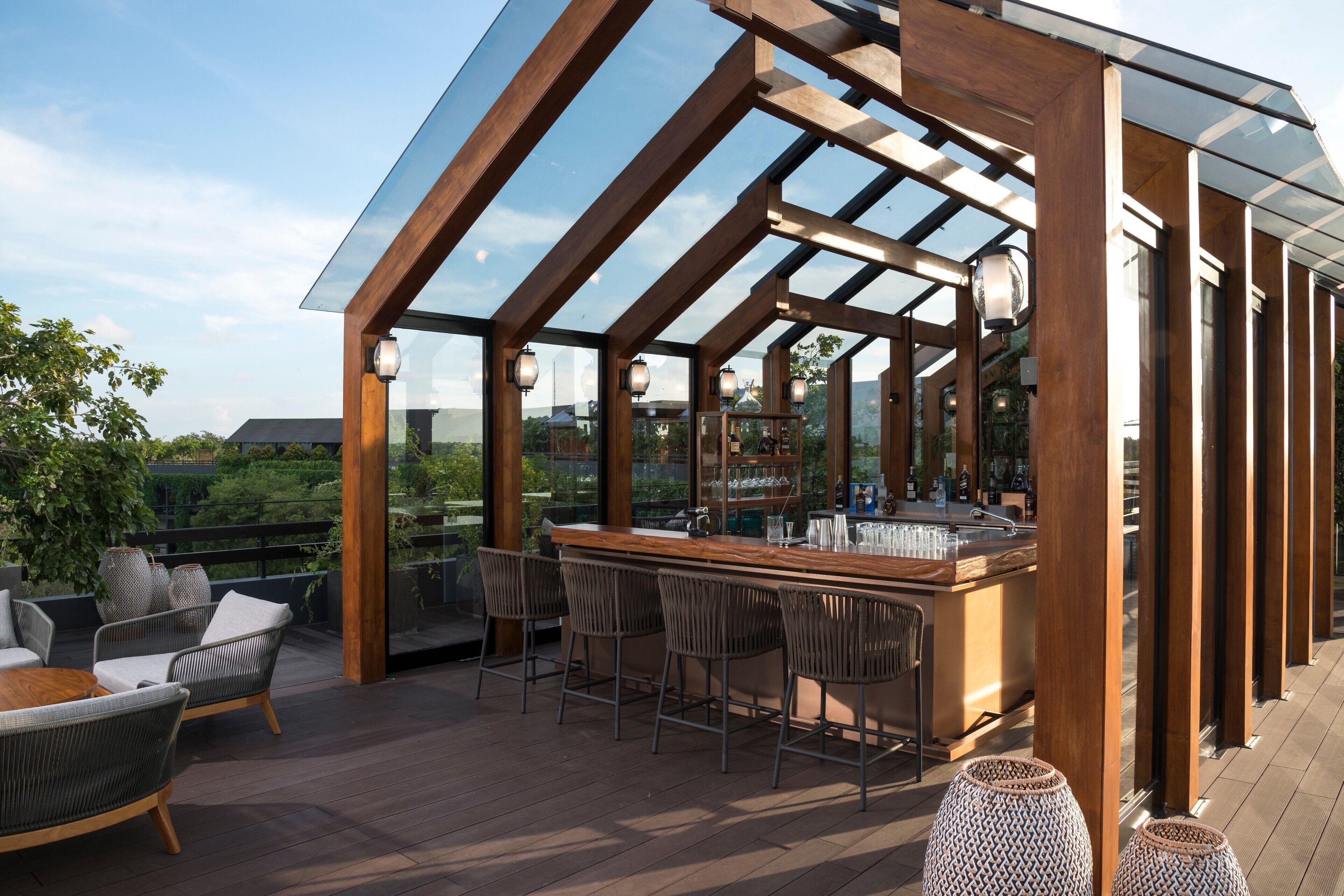 2 bars/lounges, swim-up bar, poolside bar