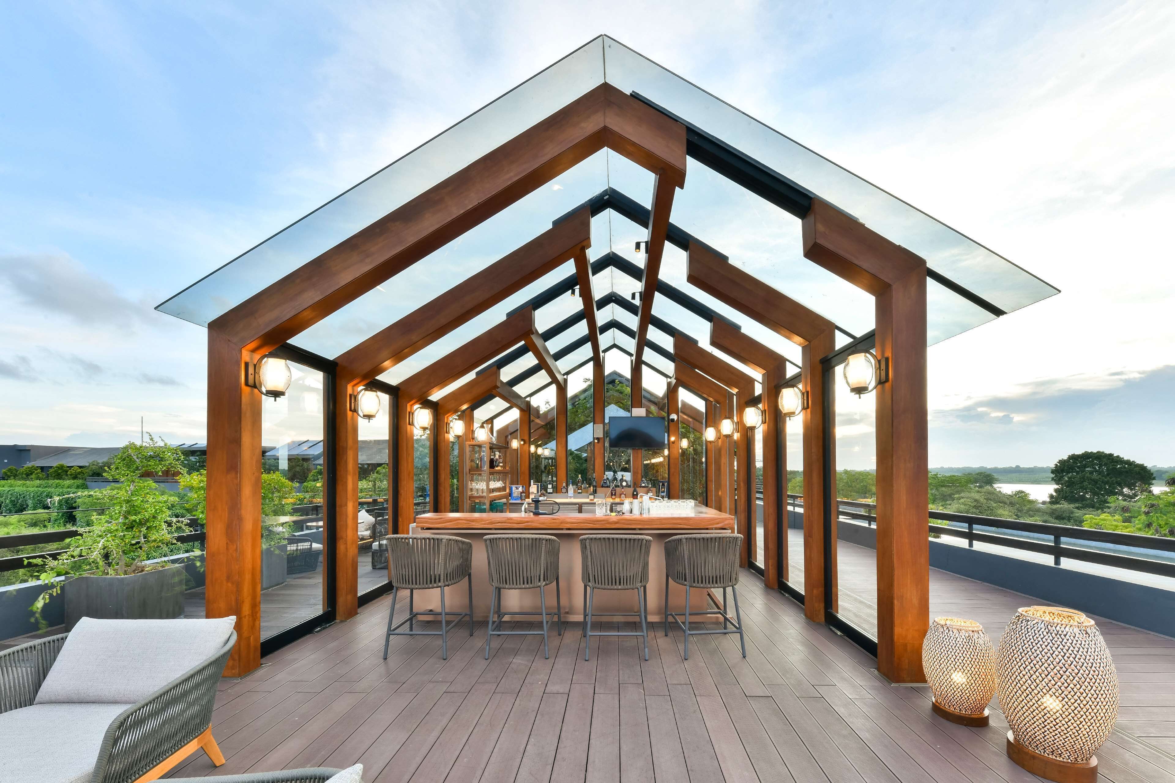 3 か所のレストラン、朝食、ランチ、ディナーに営業 (郷土料理と各国料理)