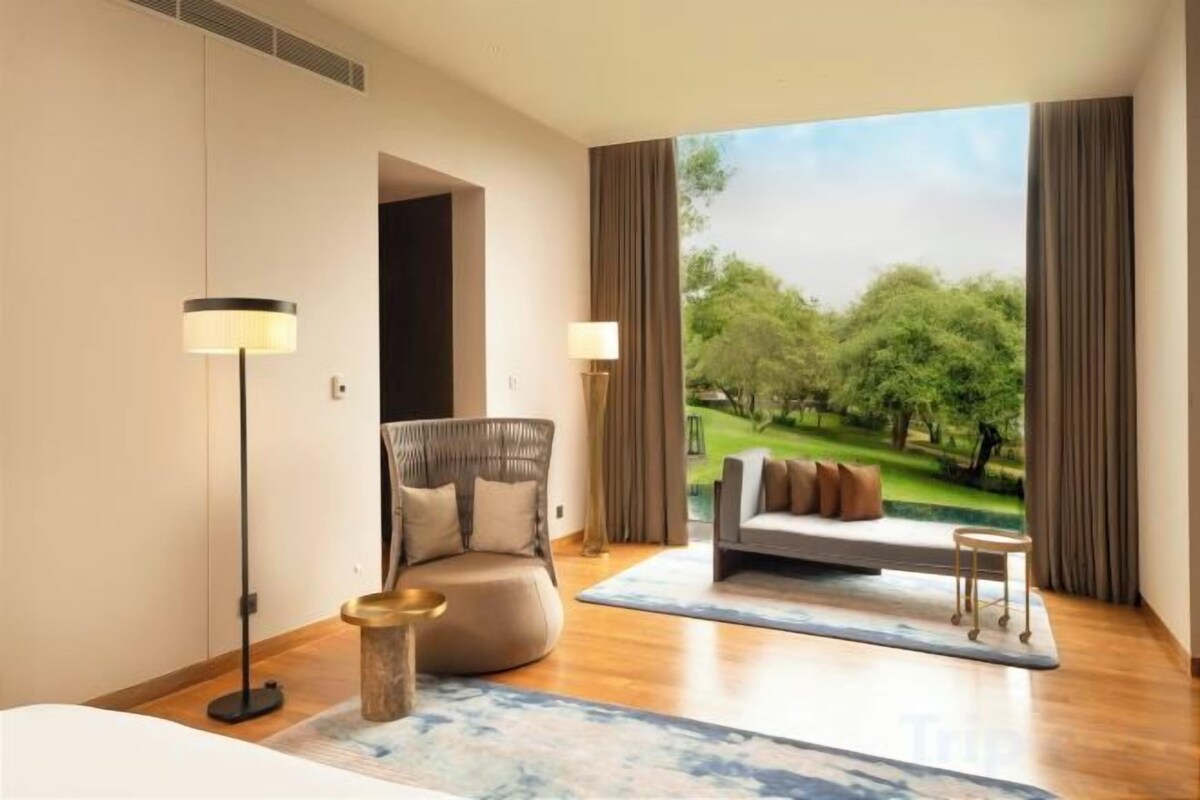Premium bedding, pillowtop beds, minibar, in-room safe
