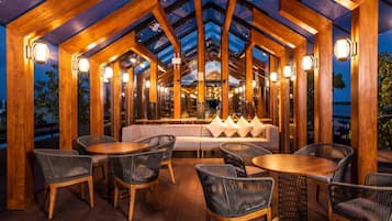 3 restaurantes; se sirven desayunos y cocina local e internacional