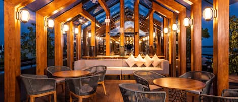3 restaurants, spécialités Cuisine locale et internationale