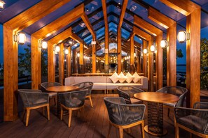 3 nhà hàng, phục vụ bữa sáng, bữa trưa, món địa phương và quốc tế 