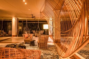 Lobby sitting area - DoubleTree by Hilton Weerawila Rajawarna Resort (Weerawila)