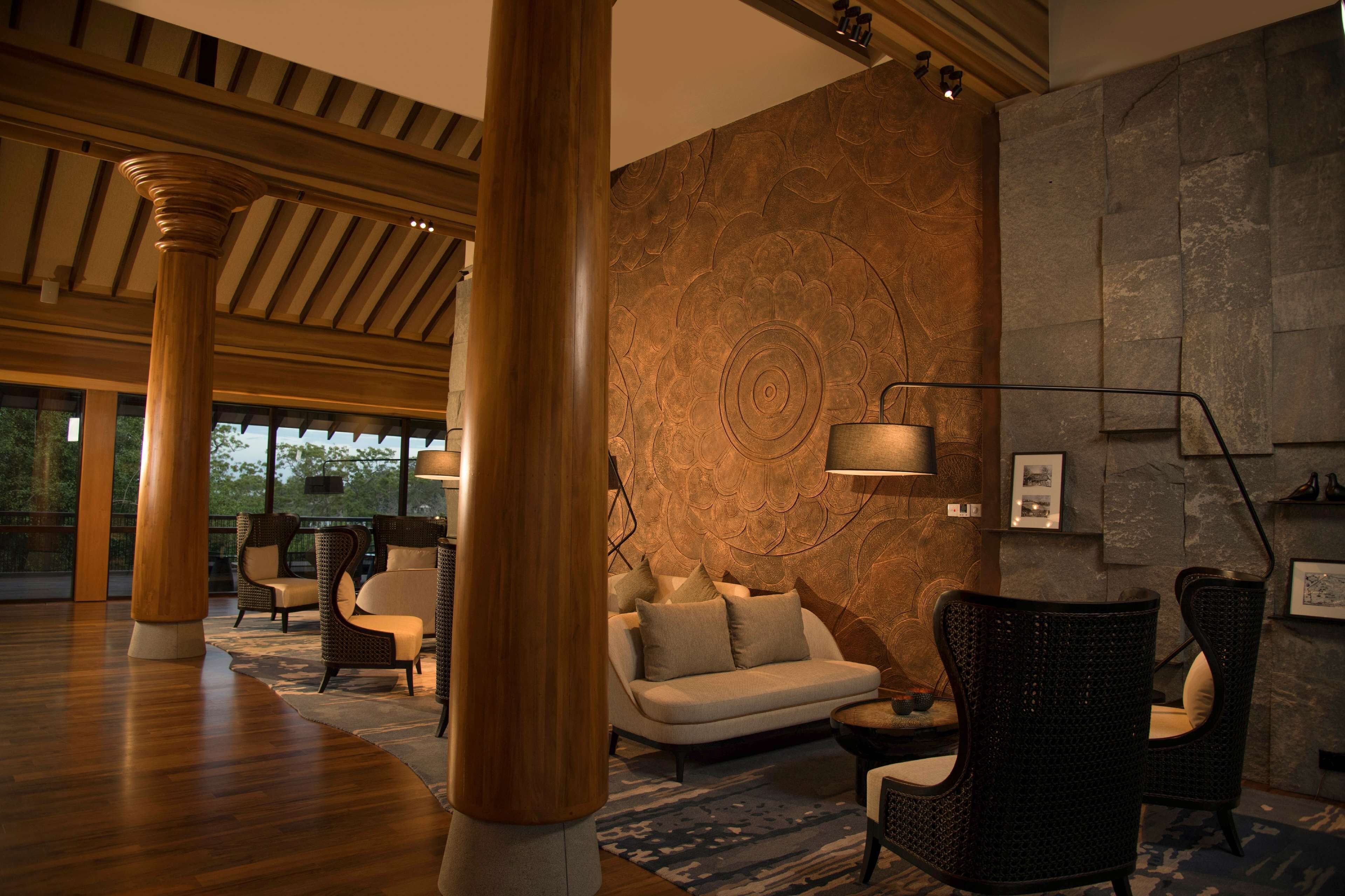 2 bars/lounges, swim-up bar, poolside bar