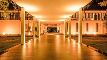 Mặt tiền nơi lưu trú - ban đêm