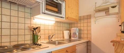 冷蔵庫、コンロ、食器洗い機、コーヒー / ティーメーカー