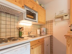 Fridge, stovetop, dishwasher, coffee/tea maker