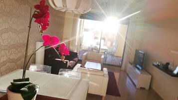 Una Smart TV, un reproductor estéreo