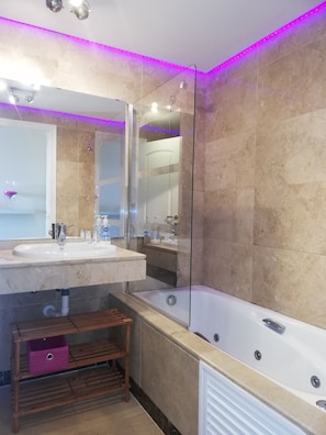 Baignoire, sèche-cheveux, bidet, serviettes fournies