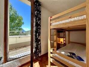 A bunk bed room with a view of a train track and greenery outside. - Charming 6-Pax Apt in Serre-Chevalier, South & West Balconies, Ski Locker (Saint-Chaffrey)