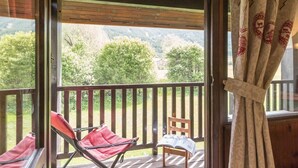 A wooden deck with a view of a mountainous landscape. - Charming 3-room apt for 6 with parking, near slopes and center (Le Monêtier-les-Bains)