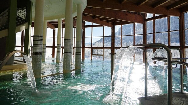An indoor swimming pool with clear water, large windows, and a view of mountains. - Charming 3-room apt for 6 with parking, near slopes and center (Le Monêtier-les-Bains)