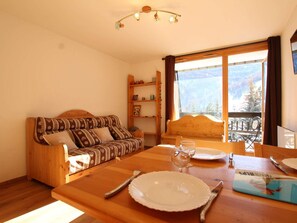 TV - Cozy Studio in Serre-Chevalier, Sleeps 4, Near Shops, Balcony, Ski Storage - No Pets (Saint-Chaffrey)