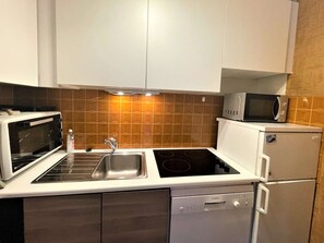 Kühlschrank, Mikrowelle, Ofen, Geschirrspüler