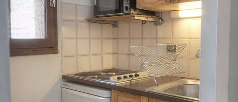 Mikrowelle, Herdplatte, Wasserkocher mit Kaffee-/Teezubehör, Toaster