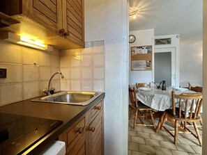 Mikrowelle, Herdplatte, Wasserkocher mit Kaffee-/Teezubehör, Toaster