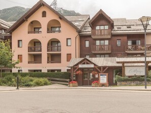 Un hotel con varios balcones, un letrero que dice 'Pierre & Violette' y un letrero que dice 'L'Alpaga'.