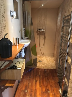 Een haardroger, handdoeken