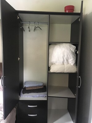 1 slaapkamer, een strijkplank/strijkijzer, internet, beddengoed