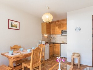 Dining - Cozy 2-Room Apartment with Mountain Views, Balcony & Close to Ski Lifts in Le Monêtier-les-Bains (Le Monêtier-les-Bains)