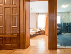 Quarto quádruplo família, 2 quartos, terraço | Área de estar | TV de tela plana