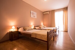 セーフティボックス (室内)、デスク、遮光カーテン、ベビーベッド (無料)