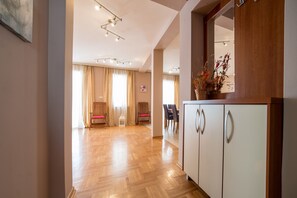 グランド アパートメント 2 ベッドルーム テラス | リビング エリア | 薄型テレビ