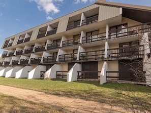 A multi-story hotel with balconies and a flat roof. - Cozy Studio for 3 in Chantemerle - Ski Locker & Optional Services (Saint-Chaffrey)