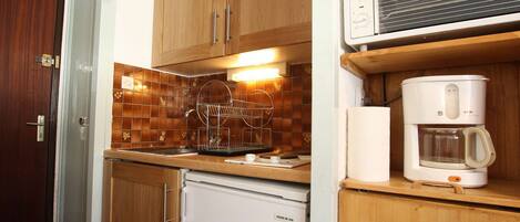 Fridge, microwave, stovetop, coffee/tea maker