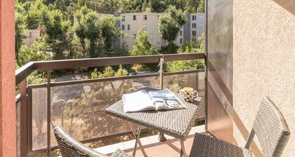 Cozy 2-Room Apartment, 100m from Lifts, Parking Included, Sleeps 4, Briançon