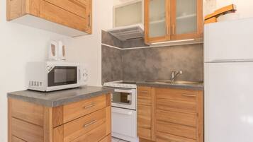 Een koelkast, een microgolfoven, een oven, een kookplaat