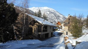 A snow-covered mountain village with wooden buildings and a clear sky. - Duplex Mezzanine, 6 pers, Serre-Chevalier Chantemerle - Parking, Ski Locker, No Pets (Saint-Chaffrey)