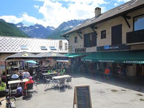 Property grounds - Cozy 2-Room Mountain Retreat, Sleeps 6, Near Shops & Ski, Fully Equipped Kitchen, Bright & Spacious (Le Monêtier-les-Bains)