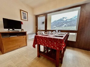 Dining - Cozy 2-Room Mountain Retreat, Sleeps 6, Near Shops & Ski, Fully Equipped Kitchen, Bright & Spacious (Le Monêtier-les-Bains)