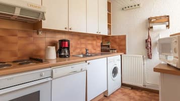 Een koelkast, een microgolfoven, een oven, een kookplaat