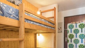 Habitación con literas y un perro en la cama inferior.