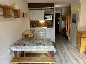 Geladeira, micro-ondas, cooktop, lava-louças