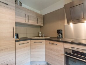 Réfrigérateur, micro-ondes, plaque de cuisson, lave-vaisselle