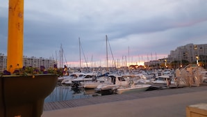 A marina filled with boats at sunset with buildings in the background. - Carnon Centre. Very nice apartment 50 m2 +terrace 25m2, sea and garden view (Mauguio)