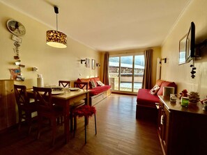 TV - Cozy 1BR Apartment, Sleeps 4, Near Ski Lifts with Terrace and Private Parking (La Salle-les-Alpes)